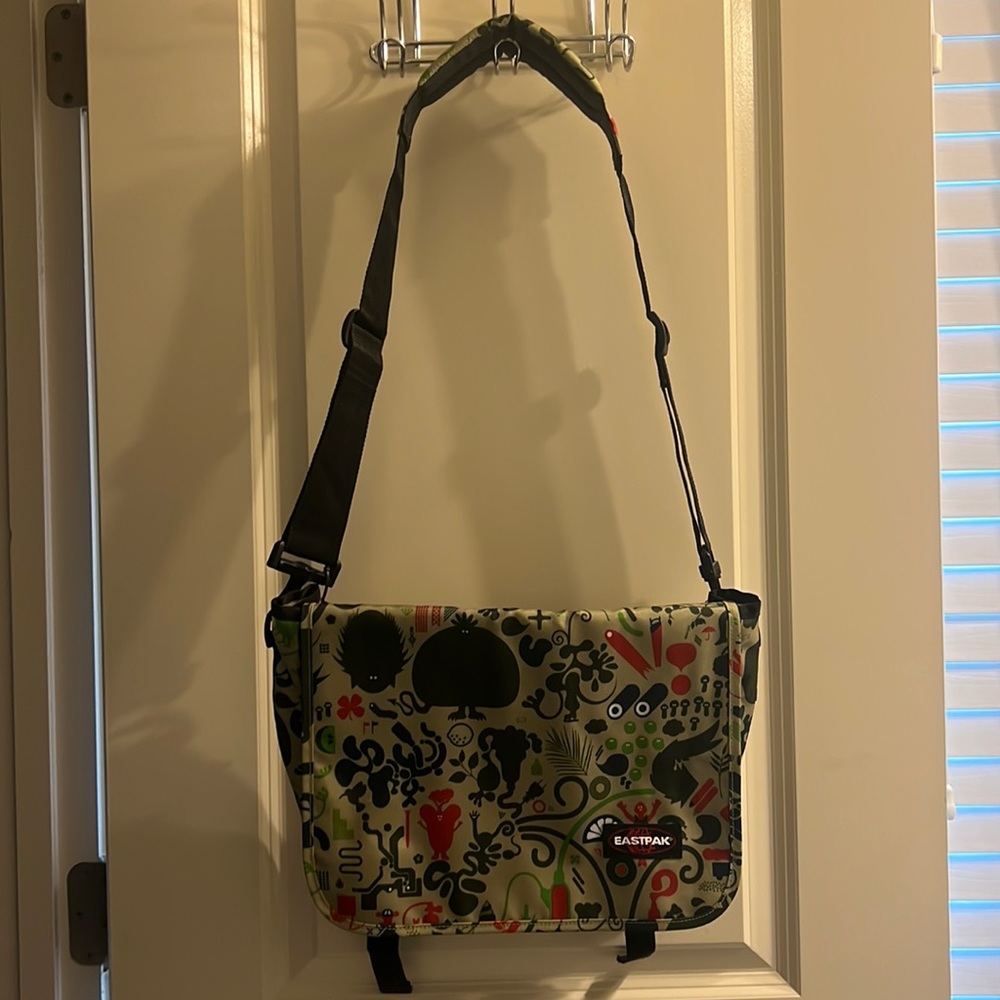Side pouch skate bag